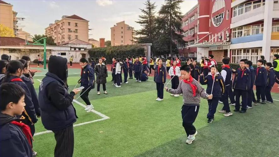 �Ǿ�ӭ��չ��� ���������δ�������Ϻ�����ɽ��ѧ���в����ֶ�У԰ ϲӭ���ꡱ������